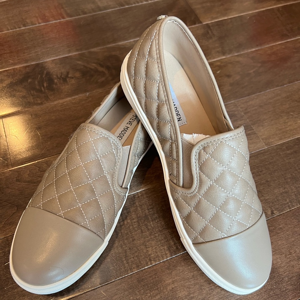 Steve Madden Zaander Slip On Sneaker in Tan. Size 9.5. NWOT